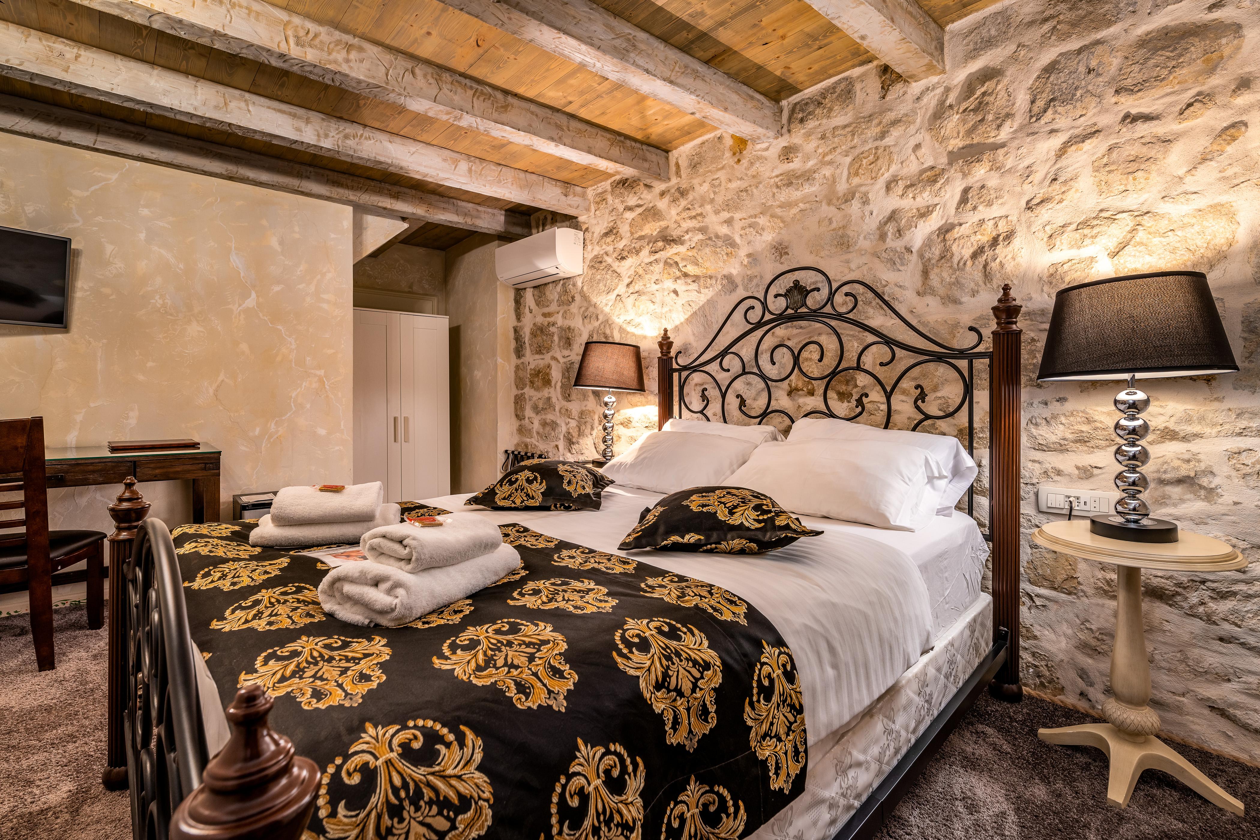 Heritage Palace Varos - Mag Quaint & Elegant Boutique Hotels Split Bagian luar foto